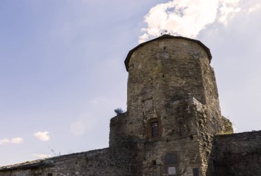 Taş duvar ve eski bir kalenin kulesi.