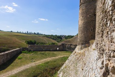 Ortaçağ kalesinin koruyucu taş duvarı