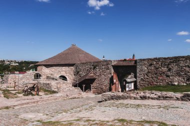 Eski bir top ile taş avlu