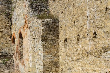 Yarım yamalak kale duvarı.