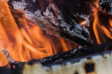 Doğadaki akşam ateşinin sakin alevi