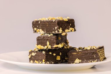 Beyaz arka planda fındıklı çikolatalı gofretler