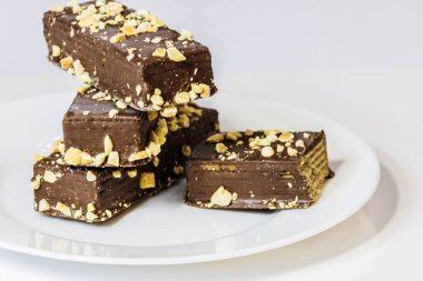 Beyaz arka planda fındıklı çikolatalı gofretler