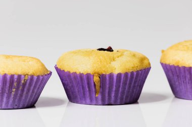 Beyaz arka planda fındıklı çikolatalı gofretler