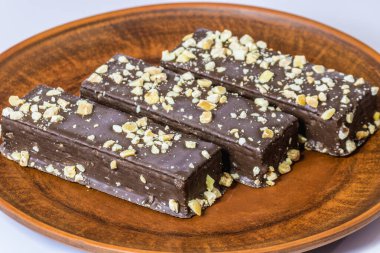 Beyaz arka planda fındıklı çikolatalı gofretler