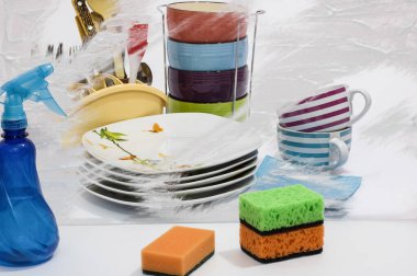 Pençelerinde oyuncak bir kalp, hediye paketi olan oyuncak bir oyuncak. 