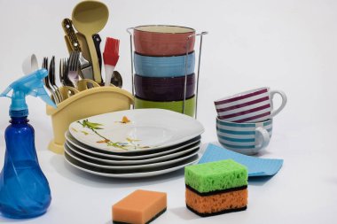 Pençelerinde oyuncak bir kalp, hediye paketi olan oyuncak bir oyuncak. 