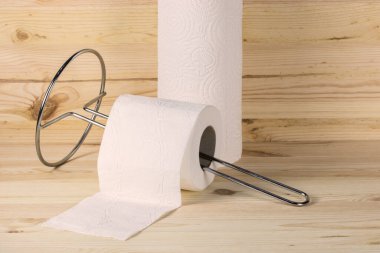 Tahta masadaki kağıt havlular ve tuvalet kağıdı..