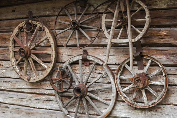 Ruedas Madera Carros Viejos Escudo Madera Como Tienda — Foto de Stock