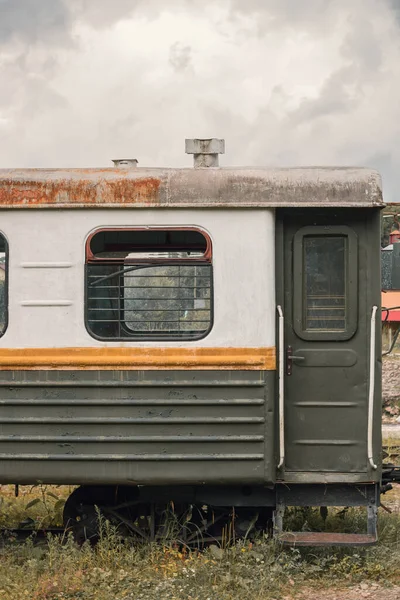 Transporte Ferroviário Abandonado Fundo Céu Chumbo — Fotografia de Stock