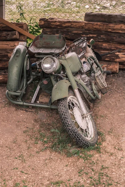 Motocicleta Rara Estacionada Sob Dossel Cercada Por Uma Grade Metálica — Fotografia de Stock