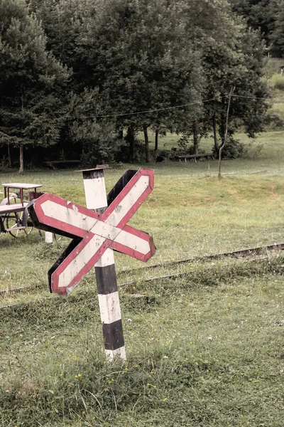 Signo Ferrocarril Sobreviviente Camino Abandonado Cerca Del Bosque — Foto de Stock