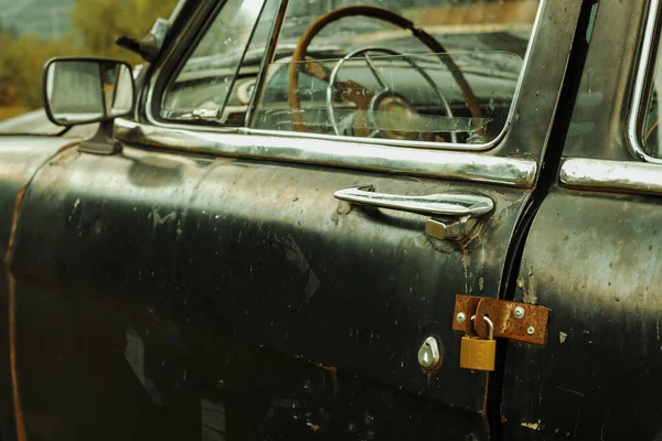 Porta Della Vecchia Auto Chiusa Sulla Serratura Del Fienile Stupida — Foto Stock