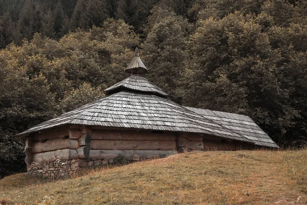 丘の上に木造の屋根の下に木造の家 — ストック写真