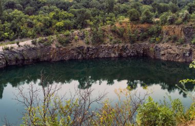 Terk edilmiş maden ocağı temiz suyla dolu. 