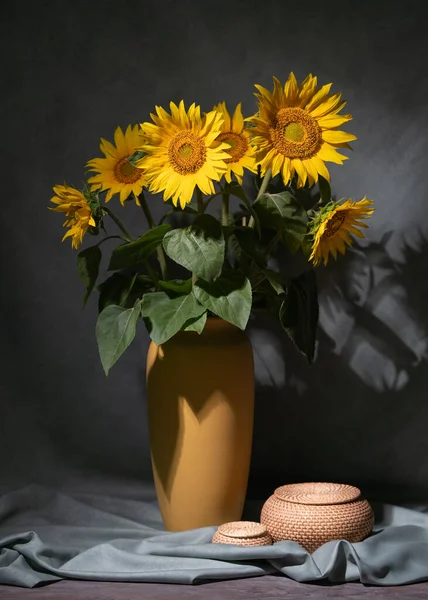 Yerde Sarı Bir Vazoda Bir Buket Ayçiçeği — Stok fotoğraf
