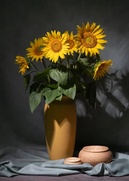 Buquê Girassóis Vaso Amarelo Chão — Fotografia de Stock