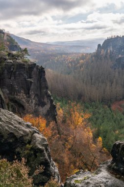 Rauschenstein manzarası. Sakson İsviçre 'de bir uçurumun tepesinde.