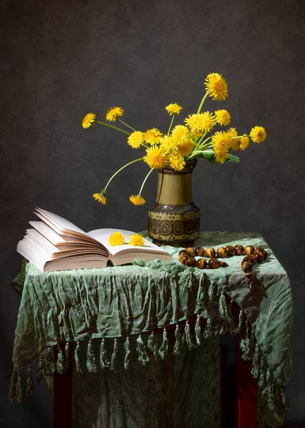 Vazoda Sarı Karahindibalar Masanın Üstünde Açık Bir Kitap — Stok fotoğraf