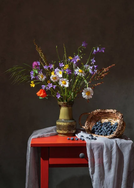 Flores Silvestres Jarrón Verde Cesta Con Arándanos —  Fotos de Stock