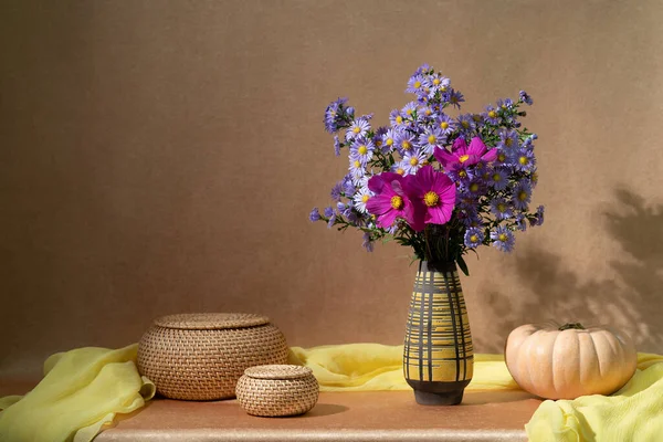 Verano Flores Púrpuras Jarrón Una Calabaza Mesa Asters —  Fotos de Stock