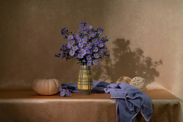 Asterlar Vazoda Mor Çiçekler Masada Bir Balkabağı — Stok fotoğraf