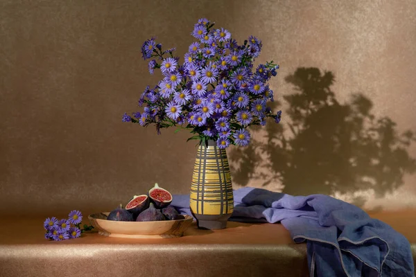 Vazoda Mor Yaz Çiçekleri Masadaki Ahşap Bir Tabakta Incir Asterler — Stok fotoğraf
