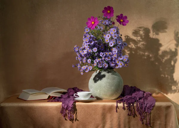 Vazoda Mor Yaz Çiçekleri Masada Fincanı Olan Bir Kitap Asterler — Stok fotoğraf