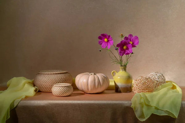 Masanın Üzerinde Seramik Bir Sürahi Içinde Pembe Çiçekler Balkabağı Iki — Stok fotoğraf