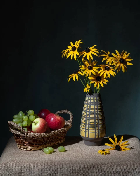 Buquê Flores Amarelas Verão Vaso Mesa Maçãs Uvas Uma Cesta — Fotografia de Stock
