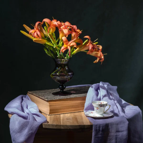 Masadaki Vazoda Bir Buket Turuncu Zambak Eski Bir Kitap Bir — Stok fotoğraf