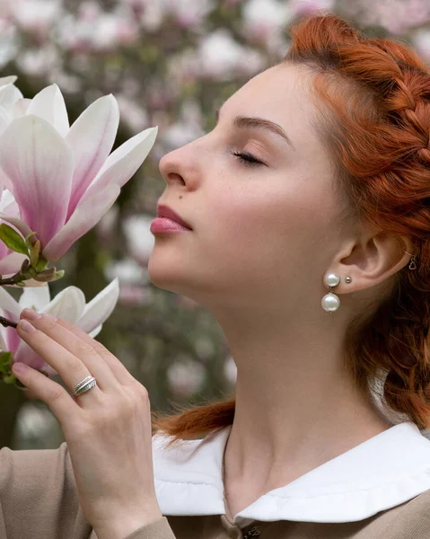 Belle Fille Dans Les Fleurs Magnolia Luxe Printemps Dans Parc — Photo