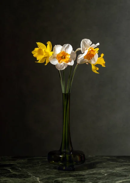 Bouquet Yellow White Daffodils Green Glass Vase Marble Table Spring —  Fotos de Stock