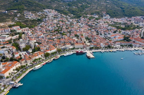Άποψη Του Λιμανιού Και Της Πόλης Makarska Riviera Dolmatia Γαλάζια — Φωτογραφία Αρχείου