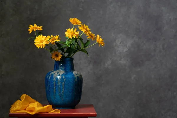 Ein Strauß Gelber Herbstfarben Einer Großen Blauen Vase Auf Dunkelgrauem — Stockfoto