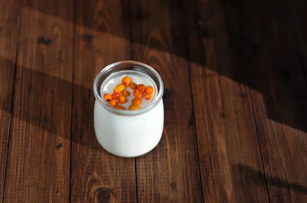           Tahta bir masada kavanozda yoğurt.