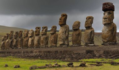 Bulutlu gökyüzüne karşı Moai heykellerinin yakın görüntüsü. Şili, Paskalya Adası (Rapa Nui) 