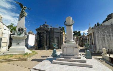 Arjantin 'in başkenti Buenos Aires' teki Recoleta Mezarlığı veya Cementerio de La Recoleta. Dünyanın en ünlü ve ziyaret edilen mezarlıklarından biri..
