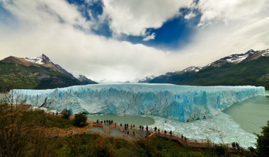 Mavi gökyüzü ve bulutlarla Perito Moreno Buzulu 'nun panoramik manzarası. Santa Cruz Eyaleti, Arjantin, Patagonya. Tierra del Fuego.