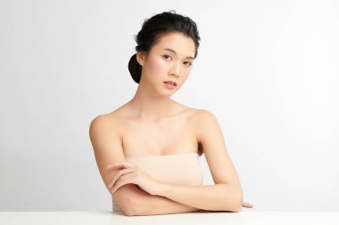 Beyaz arka planda temiz tenli güzel Asyalı kadın, yüz bakımı, yüz bakımı, kozmetoloji, güzellik ve kaplıca, Asyalı kadın portresi.