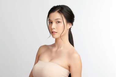 Beyaz arka planda temiz tenli güzel Asyalı kadın, yüz bakımı, yüz bakımı, kozmetoloji, güzellik ve kaplıca, Asyalı kadın portresi.