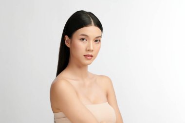 Beyaz arka planda temiz tenli güzel Asyalı kadın, yüz bakımı, yüz bakımı, kozmetoloji, güzellik ve kaplıca, Asyalı kadın portresi.