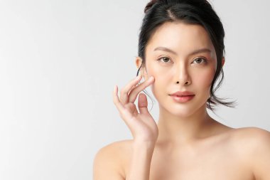 Beyaz arka planda temiz tenli güzel Asyalı kadın, yüz bakımı, yüz bakımı, kozmetoloji, güzellik ve kaplıca, Asyalı kadın portresi.