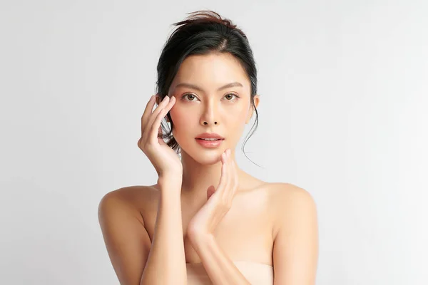 Hermosa Mujer Asiática Joven Con Piel Limpia Fresca Sobre Fondo — Foto de Stock