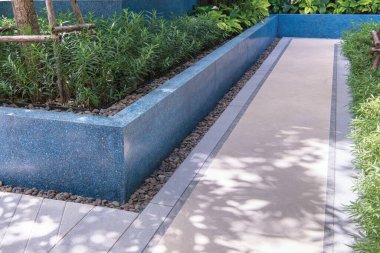 Granit döşemeli ve terrazzo malzemeli açık hava geçidi. Açık hava bahçesi..