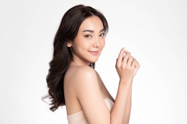 Beyaz arka planda temiz tenli güzel Asyalı kadın, yüz bakımı, yüz bakımı, kozmetoloji, güzellik ve kaplıca, Asyalı kadın portresi.