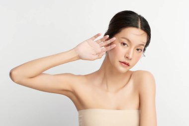 Beyaz arka planda temiz tenli güzel Asyalı kadın, yüz bakımı, yüz bakımı, kozmetoloji, güzellik ve kaplıca, Asyalı kadın portresi.