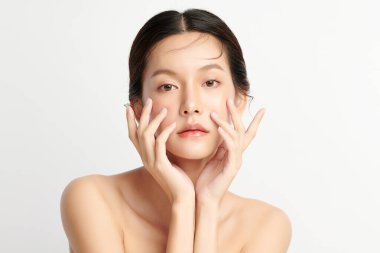 Beyaz arka planda temiz tenli güzel Asyalı kadın, yüz bakımı, yüz bakımı, kozmetoloji, güzellik ve kaplıca, Asyalı kadın portresi.