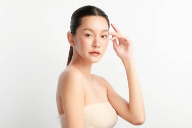 Beyaz arka planda temiz tenli güzel Asyalı kadın, yüz bakımı, yüz bakımı, kozmetoloji, güzellik ve kaplıca, Asyalı kadın portresi.