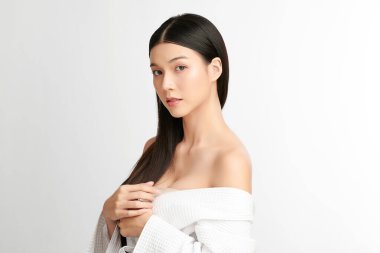 Beyaz arka planda temiz tenli güzel Asyalı kadın, yüz bakımı, yüz bakımı, kozmetoloji, güzellik ve kaplıca, Asyalı kadın portresi.